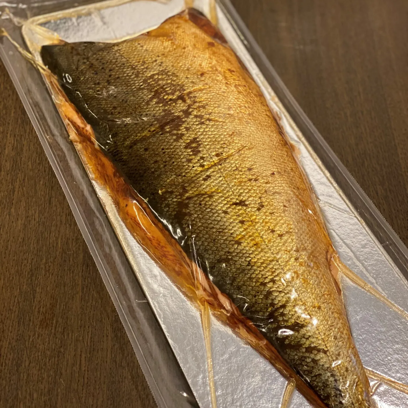 Fisk i en plastförpackning