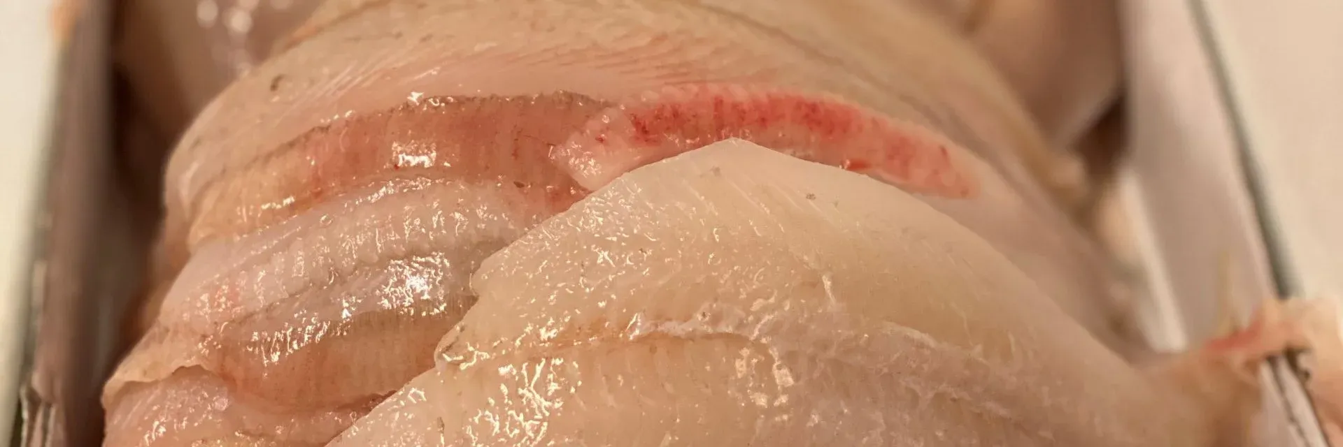Färska fiskfiléer i en låda