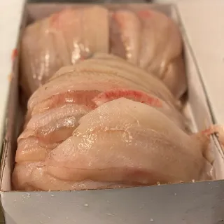 Färska fiskfiléer i en låda