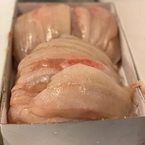 Färska fiskfiléer i en låda