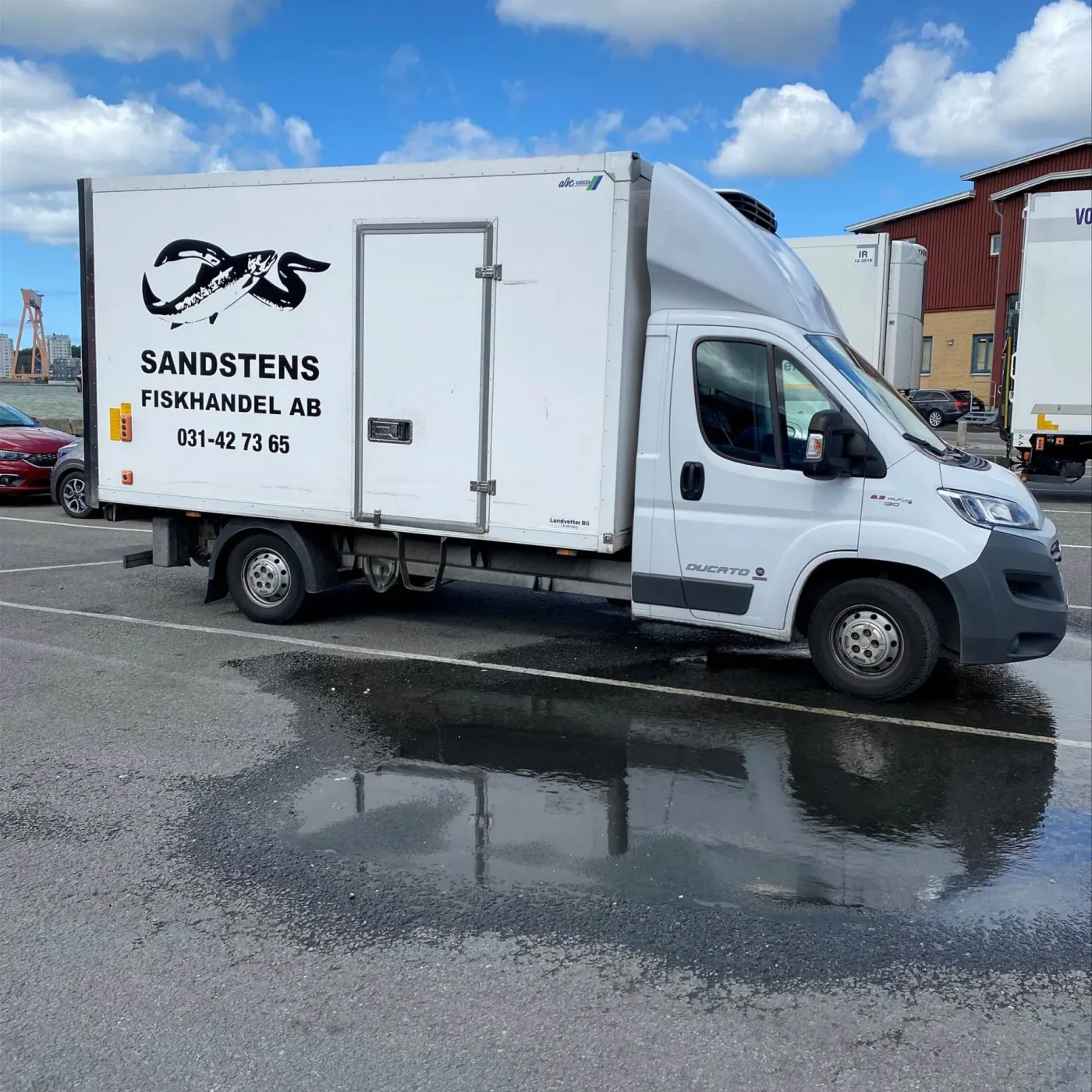 Sandstens Fiskhandels kylbil parkerad i hamnen