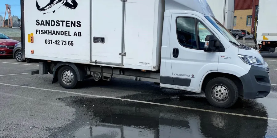 Sandstens Fiskhandels kylbil parkerad i hamnen