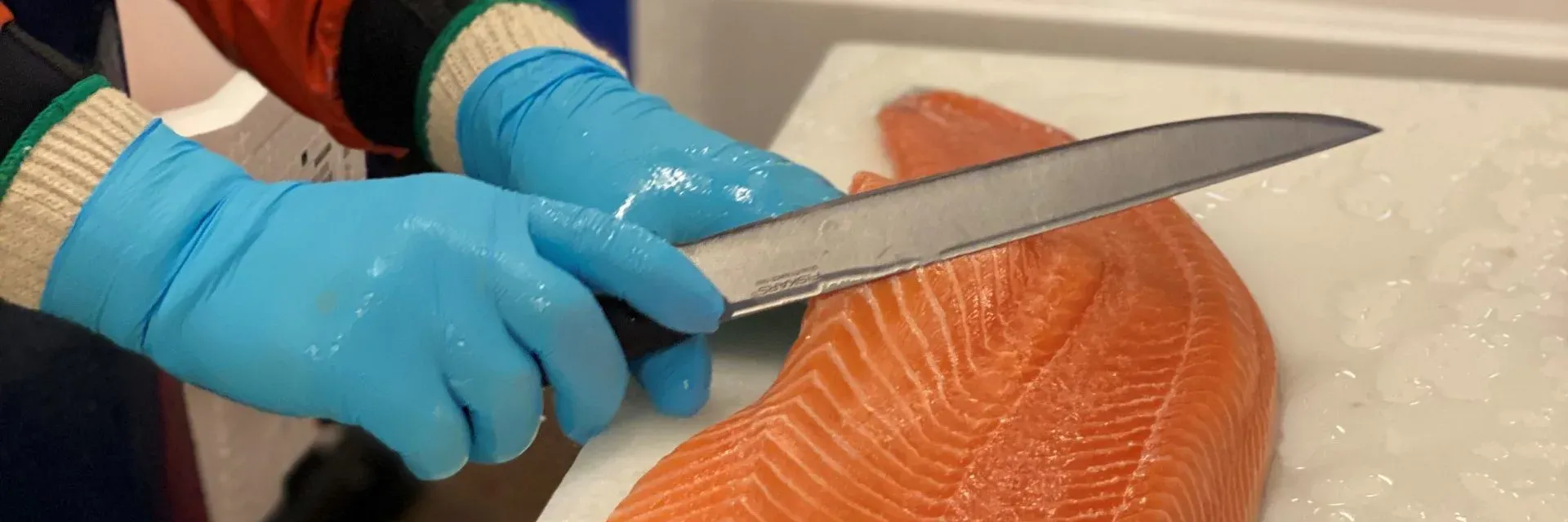 Lax filéras för hand med kniv