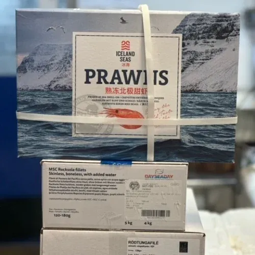 Kartonger med frysta räkor och fiskfiléer