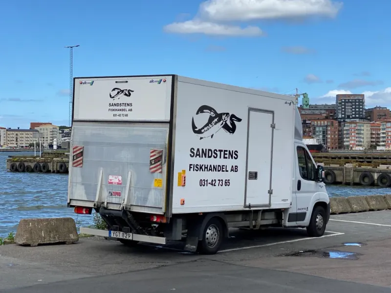 Sandstens Fiskhandels kylbil vid kajen i Göteborg