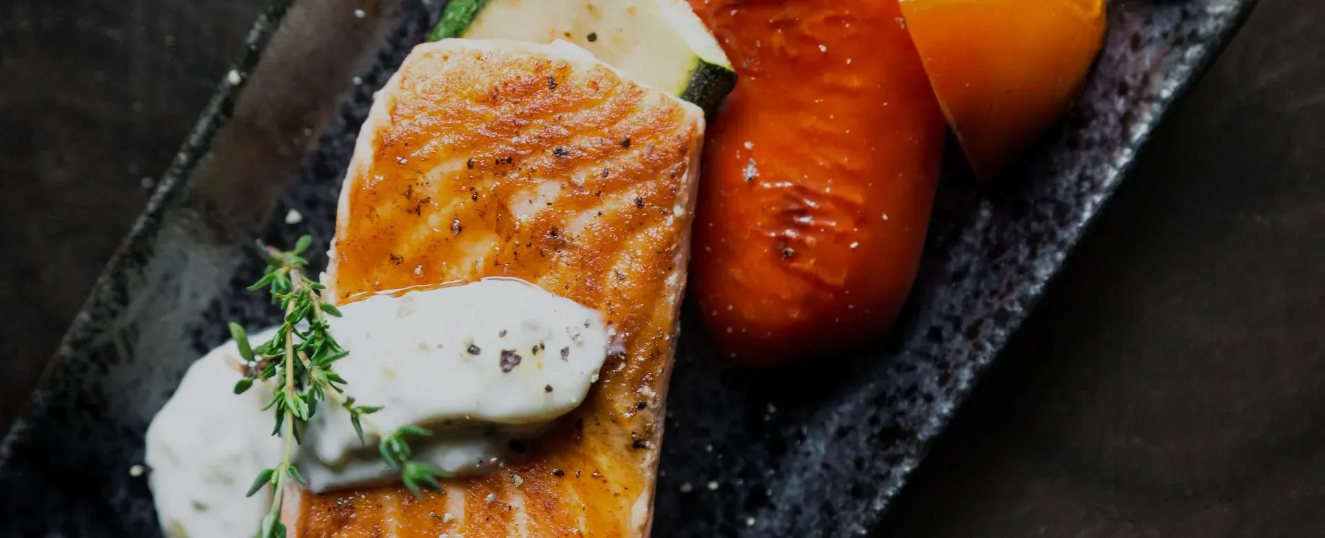 Stekt laxfilé med sås, timjan och grillade grönsaker