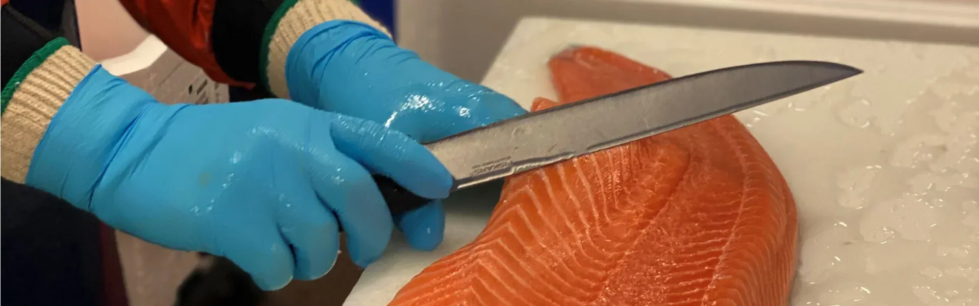Lax filéras för hand med kniv